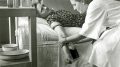 Verenluovutustoiminta on alkanut Suomessa jo vuonna 1935. Kuvassa verenluovutus sodan aikana Äänislinnassa 15.5.1944. Verta ottaa puolustusvoimien hoitajana ja lottana toiminut Arna Inkari. Kuva: Veripalvelun kuvapankki.
