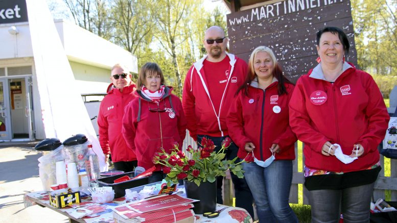 SDP:n Oulun kuntavaaliehdokkaat Maijaliisa Pollari (oik), Kaisa Päätalo, Pasi Karppinen, Kaarina Torro ja Juhani Salmela kampanjoivat kaupan kulmalla Martinniemessä.