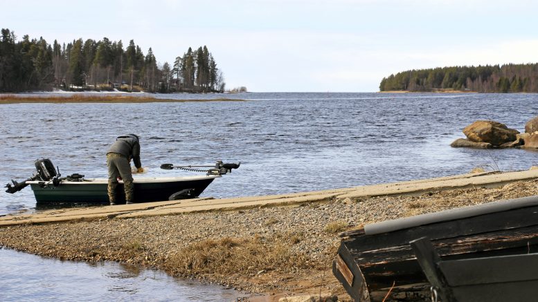 Kiiminkijoki virtaa jäistä vapaana Haukiputaan suistossa. Veneilykausi on alkamassa. Kuva Siikasaaren rannasta jokisuulle ja merelle. Oikealla takana Miehikkä.