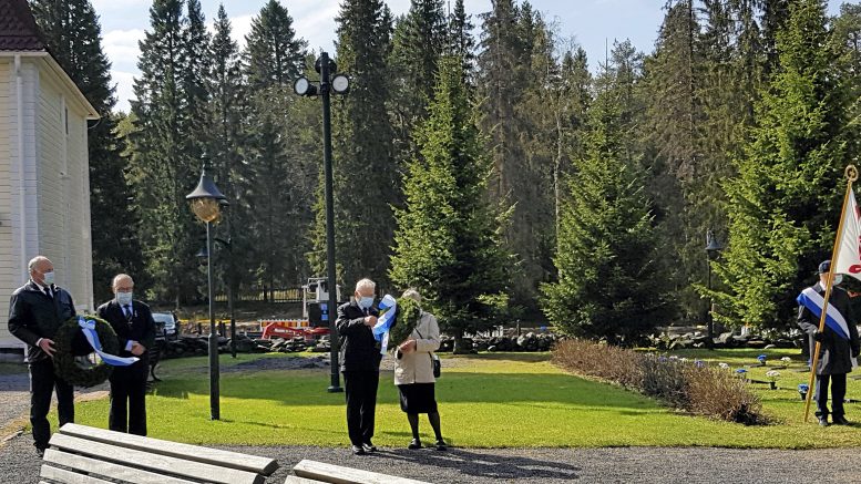 Kaatuneitten muistopäivän perinteinen kunniakäynti ja seppeleenlasku sankarivainajien muistomerkillä Haukiputaan kirkkomaalla. Kuva: Hannu Liljamo.