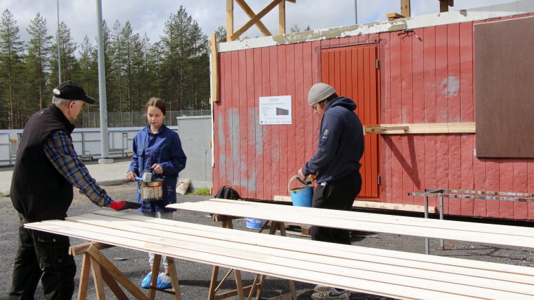 Charlotta Pylkäs ja Jimi Hukkanen aloittelivat maalausurakkaansa Birger Ylisaukko-ojan opastuksessa. Taustalla näkyvä luistelukoppi on saanut jo uuden katon ja sisätilojakin on kunnostettu. Pian ulkolaudoituskin valmistuu. (Kuva: Teea Tunturi)