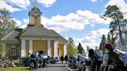 Vuonna 2019 Ylikiimingin kirkon pihaan parkkeerasi helatorstaina yli 200 moottoripyörää, kun perinteinen motoristikirkko järjestettiin jo 20 kerran. (Arkistokuva: Terhi Ojala)