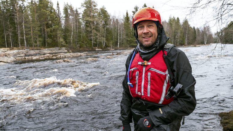 Mikko "Peltsi" Peltolan Peltsin toinen luonto -ohjelman toista tuotantokautta kuvattiin Kiiminkijoella sen tulviessa. Koitelinkoski ja muut Kiiminkijoen kosket tekivät vaikutuksen Peltsiin. (Kuva: Joni Luomanen)