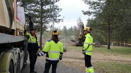 Tuokkosenmäen leikkipuisto Jäälissä on suljettuna siihen saakka, kunnes peruskorjaus heinäkuussa valmistuu. Pekka Piltonen (vas.) toi työmaalle tavaraa ja Markku Holappa (oik.) otti kuormaa vastaan. (Kuva: Teea Tunturi)