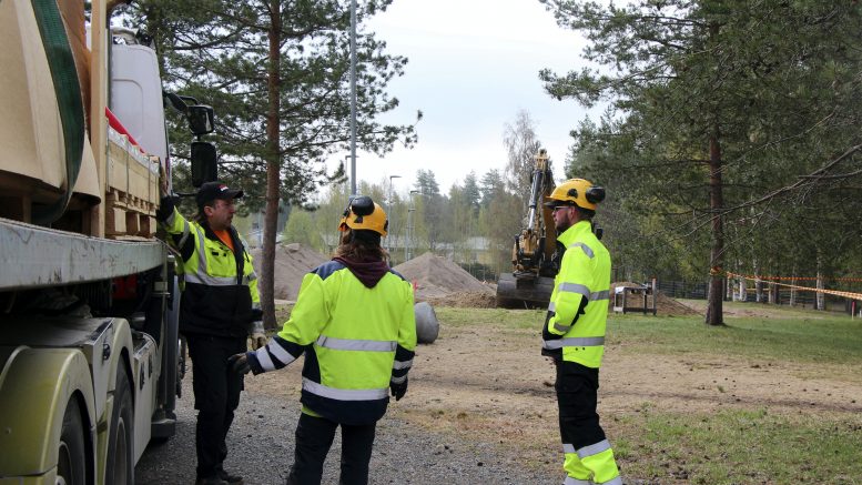 Tuokkosenmäen leikkipuisto Jäälissä on suljettuna siihen saakka, kunnes peruskorjaus heinäkuussa valmistuu. Pekka Piltonen (vas.) toi työmaalle tavaraa ja Markku Holappa (oik.) otti kuormaa vastaan. (Kuva: Teea Tunturi)