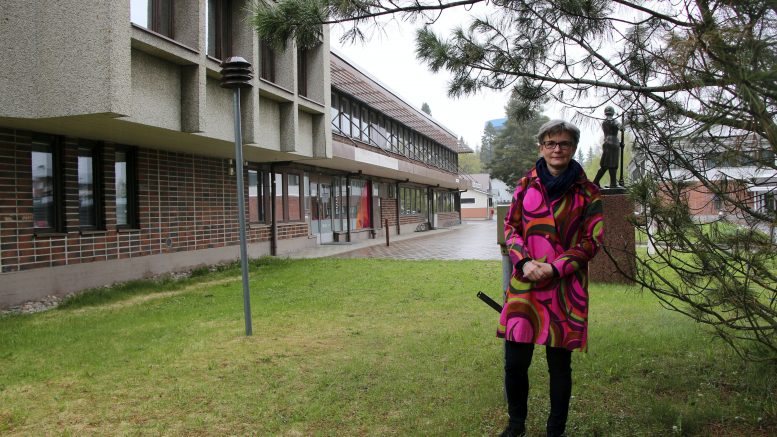 Kiimingin entisen kunnantalon katutasossa olevista tiloista osaan muodostuu uusi Oulu-opiston kädentaitojen talo. Hilppa Isola iloitsee tilojen sekä ulkoalueen tuomista mahdollisuuksista opetuksessa. Uudet tilat ovat valmiina syksyllä opetuksen alkaessa. (Kuva: Teea Tunturi)