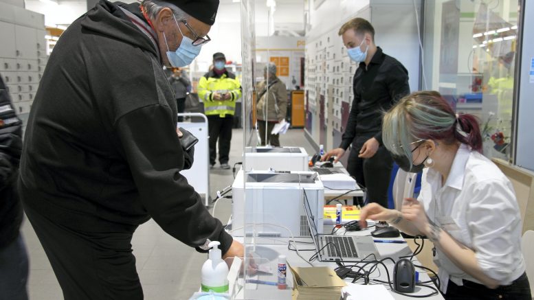 Timo Salonen lähti äänestämään heti ennakkoäänestyspaikan avauduttua Haukiputaan S-Markettiin.