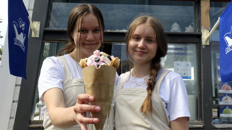 17-vuotiaalle Oona Mäkelälle ja 16-vuotiaalle Liinu Lehtolalle yrittäjän vapaus ja vastuu ovat jo tuttuja asioita. Kuplavohveli on heidän yrityksensä suosituin tuote.