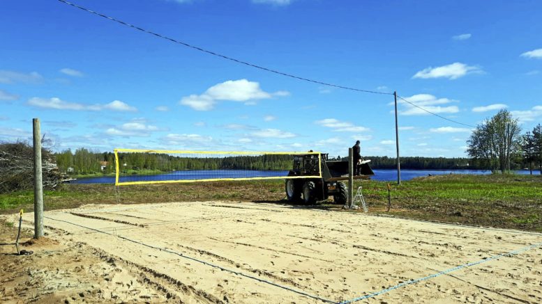 Lentopallokenttä rakennettiin joen eteläpuolelle riippusillan lähettyville. Kuva: Matti Räty