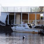 Bootissa ravintolatoimintaa on kahdessa kerroksessa. Oulussakin laivan kylkeen voi kiinnittyä veneellä.