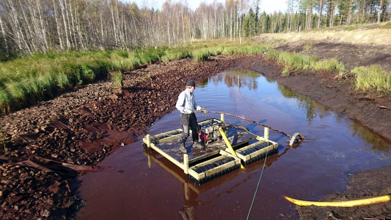 Jäälinjärven kunnostustöitä on tehty jo kymmenen vuoden ajan. Nyt päästään pureutumaan rautailmiöön, sillä raudan kulkeutuminen järveen on massiivista. Kuvassa Jouko Uusitalo pumppaa rautapitoista lietettä pois Kokkohaaran kosteikolla. (Kuva: Kiimingin-Jäälin vesienhoitoyhdistys)