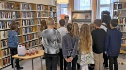 Mervi Myllymäen opettaman 4B-luokan kaikki oppilaat suorittivat kirjallisuusdiplomin. Oppilaita Martinniemen kirjastossa kirjakekkereillä.