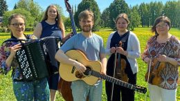 Musikkikurssin opettajat Erja Mesimäki, Fanni Hoppari, Lauri Marjakangas, Alisa Haapaniemi ja Jaana Herlevi. Kuva: Terhi Lassila.