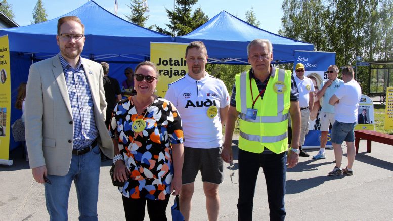 Oululainen kansanedustaja Olli Immonen (kuvassa vasemmalla) oli tekemässä perussuomalaisten vaalityötä Kellossa. Mukana olivat myös Annemari Enojärvi, Petri Hiltunen ja Seppo Leskinen. He kaikki pitävät tärkeänä kasvotusten tehtävää vaalityötä, vaikka näissä poikkeusolojen kuntavaaleissa netin ja somen merkitys on korostunut aiempaa enemmän. (Kuva Teea Tunturi)