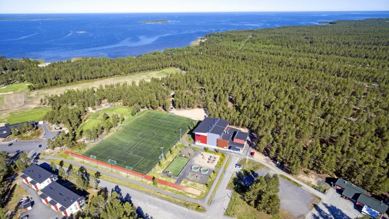 Padelkentät tulevat kuvassa oikealla alhaalla olevan hiekkakentän paikalle. Virpiniemen Syke oikella alhaalla ja vasemmalla iso liikuntasali, tekonurmikenttä ja golfkentät lähellä merta. Kuva: OSAO/Jouni Ylisuutari).