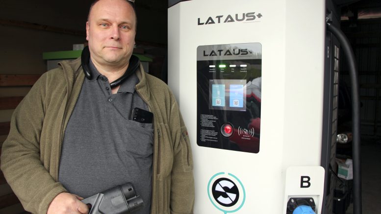 Jääliläisen Erkki Pulkkisen sähköautojen Lataus+-pikalaturit tulevat katukuvaan Suomessa kesäkuun aikana. (Kuva: Teea Tunturi)