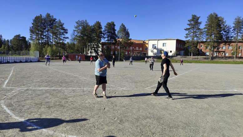 Ensimmäisellä pelikerralla osallistujat pääsivät kopittelun ja näpyharjoittelun jälkeen pelaamaan. Pelaamassa vierailevana tähtenä oli Sami Parttimaa. Kuva: Janne Väisänen