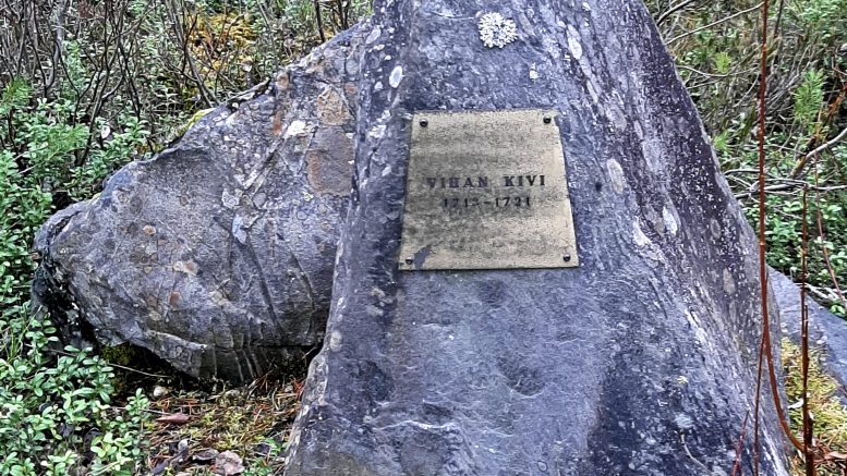 Janne Palokangas on yksi Ylikiimingin Vihan kiveen sattumalla törmänneistä. Vallesmannin poikana ja ryssänrenkinä tunnetun Kustaa Lillbäckin tiedetään käyneen Ylikiimingissä. Vihan kivi on saavut tekstilaattansa ja ilmeisesti 1980-luvulla (kuva Janne Palokangas)