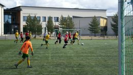 KesäPudas-turnaukseen oli saapunut joukkueita myös Oulun ulkopuolelta, esimerkiksi Raahesta ja Kokkolasta. Kuvassa kentällä ovat HauPan ja Tervareiden joukkueet.