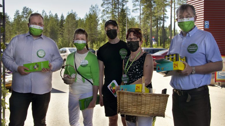 Oulun keskustan kuntavaaliehdokkaat kampanjoivat keskiviikona Kiimingissä ja Jäälissä. Kuvaan poseeraamaan ennättivät Urho Haho (vasemmalla), Eeva-Maria Parkkinen, Kalle Pyky, Sirpa Tikkala ja Arvi Mäläskä.