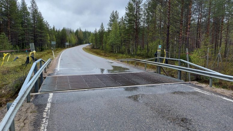 Esiselvitysvaiheessa oleva peura-aita ehkäisisi poron ja metsäpeuran risteytymistä Pohjois-Pohjanmaalla. Kuvassa peuraestesilta. Siltojen toiminta perustuu siihen, että sorkkaeläimet eivät mielellään lähde ylittämään liukkaita putkirakenteita, joiden alla on tyhjä tila. (Kuva: Pekka Kilpeläinen)