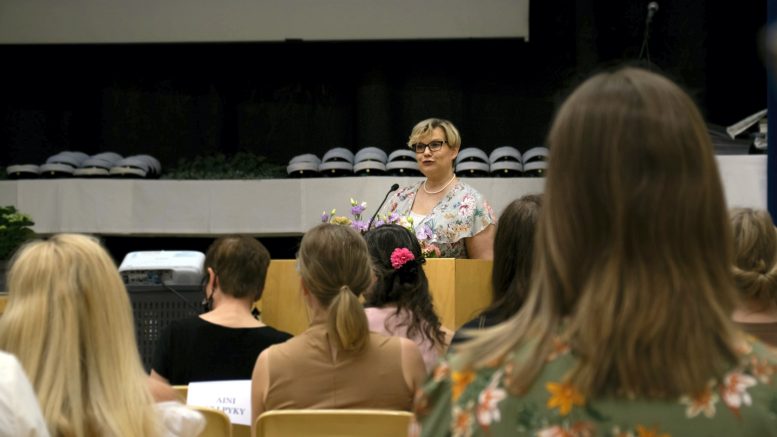 Rehtori Pia Räsänen kertoi, että Kiimingin lukion ylioppilasjuhla oltiin varauduttu striimaamaan kotiväelle, ja viettämään paikan päällä ainoastaan koulun henkilökunnan ja ylioppilaskokelaiden kesken.