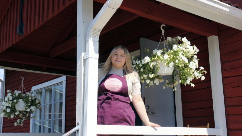 Kahviovastaava Juuli Käyrä kertoo asiakkaiden olevan tyytyväisiä kun Iin kotiseutumuseon pihapiirissä oleva kahvila on tauon jälkeen taas avoinna. Kahvilan yläkerrassa on museon näyttelytiloja.