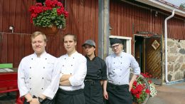 Ruokaa Ravintola Navetassa valmistavat muun muassa kokit Niklas Leskelä, Elias Marjanen, Annika Haikonen ja Marjus Jokitalo. Keittiön esimies Joonas Grekelä oli kuvaa ottaessa vapaalla.