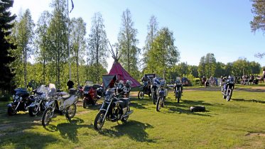 Koivuniemen koulu Kuivajokivarressa on on ollut yli 15 vuotta SiKu Moto MC:n kerhopaikkana. Iso Piha täyttyy tapahtumien aikaan moottoripyöristä. (Arkistokuva Maarit Halttu)