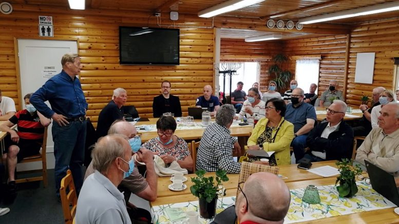 Vesa Karihtala (vas.) avaamassa keskustelua ja kertomassa taustoja Meriniemen ja Kellonlahden tilanteesta Virpiniemen Sykkeessä. Vierellä oikealla pöydän päässä alueen aktiiveihin kuuluva Markku Holma sekä Oulun kaupungin yhdyskuntajohtaja Marko Kilpeläinen ja asemakaavapäällikkö Kari Nykänen.