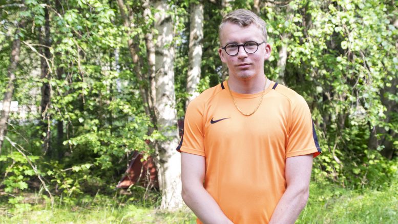 19-vuotias Aleksi Kareinen kävelee Hangosta Nuorgamiin. Viime tiistaina hän jäi yöksi Haukiputaalle, jonka elinvoimaisuus yllätti vaeltajan.