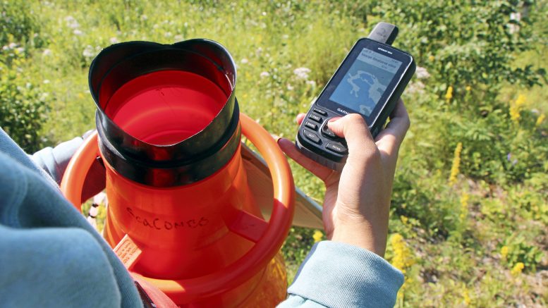 GPS:n avulla maastoa pystyy hahmottamaan paremmin. Siihen merkataan myös kartoituspisteet.