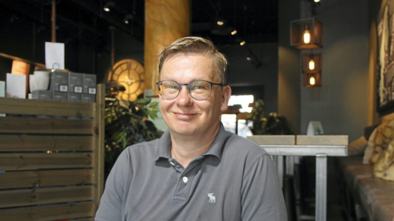 Juha Koskela on asunut Saksassa vuodesta 2005. Kesäisin hänen perheellään on tapana käydä Suomessa. Yleensä kesäisin Koskela ottaa taukoa esiintymisestä, mutta tänä vuonna koronasta johtuneen esiintymistauon jälkeen hän ei kokenut tarvetta ottaa lomaa laulamisesta.