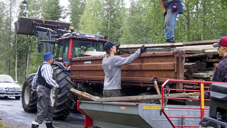 Tien varteen päästyä puutavara siirtyi rivakasti mönkijöiden kyydistä traktorin peräkärryyn.