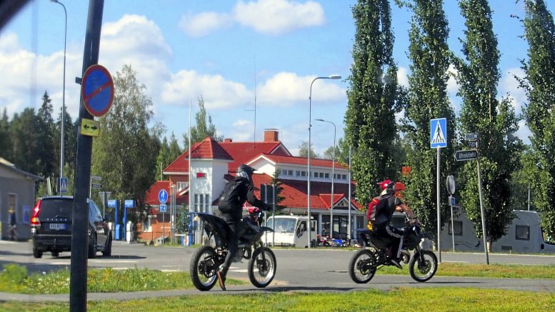 Mopo tai mönkijä on monelle nuorelle käytännöllinen ja tarpeellinenkin kulkuväline kouluun, harrastuksiin tai kesätöihin. Ikävän lieveilmiön muodostavat häiriöitä tuottavat yölliset rallit sekä keuliminen liikenteessä.