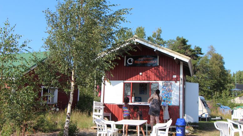 Kahvila Niemennokka jatkaa Haukiputaan Veikkojen monta vuotta sitten pitämän kahvilan perintöä. Kahvilan sijainti on rantapäivää viettäville asiakkaille otollinen.