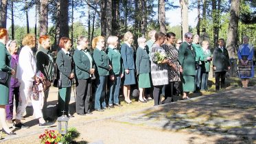25-vuotisjuhla aloitettiin Iin Kruununsaaresta Fanni Luukkosen haudalta. Monet juhlan osanottajista edustivat satavuotiaan ikään ehtineen Sotilaskotiliiton paikallisyhdistyksiä Oulusta ja Kajaanista.
