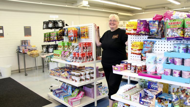 Jaana Koistinen avasi tällä viikolla Jääliin Euro95-kauppansa, jossa myydään muun muassa laivakarkkeja, Ruotsin herkkuja sekä edullisia outlet-eriä. (Kuva: Teea Tunturi)