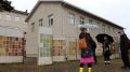 Kivikoulun edustan taideteosten toivotaan siirrettävän hyvään paikkaan kun koulu puretaan. Oikealta Hannu Liljamo, Sara Inkeröinen ja Maija Kumpula.