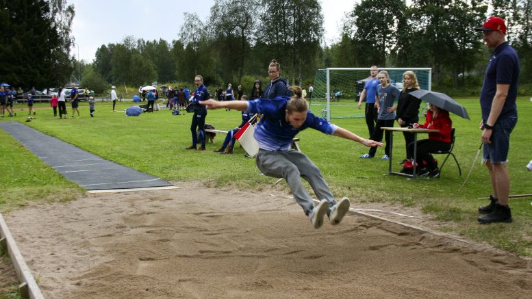 Pitäjäottelu miteltiin lauantaina Ponnonmäen kentällä Kiimingissä. Kiimingin Niko Tolvanen venytti hyppynsä viiteen metriin ja sijoittui kolmanneksi miesten pituudessa. Kuva: Päivi Mikkonen