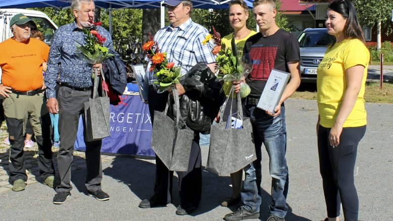 Ylikiimingin Yrittäjät palkitsi kaksi pitkän linjan yrittäjää sekä Vuoden yrittäjän. Vasemmalta Veijo Väänänen (Ylikiimingin Yrittäjät), Veijo Pitkänen (Vekranor Oy), Esa Laamanen (Esa Laamanen Oy), Henna Parkkinen (Ylikiimingin Yrittäjät puh.joht.), Matias Marttila-Tornio (MMT Koneurakointi Oy) ja Minna Pirilä (Ylikiimingin Yrittäjät siht.). (Kuva: Sirpa Laurila)