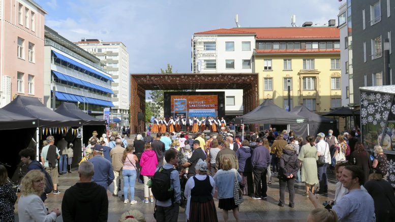 Rotuaarin aukio täyttyi lauantaina Kaupunnikarkeloista. Rotuaarin lavalla esitettiin kansantanssia ja kansanmusiikkia. Viisi tuntia kestävää ohjelmistoa rytmittivät myös reippaat sade- ja raekuurot.