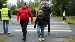 Jännittävä ensimmäinen koulupäivä! Jenni Kleemolan vanhemmat Maarit ja Ilpo saattamassa ekaluokkalaista koululle. Vaarallisimpia paikkoja ovat tienylitykset.