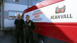 Scanvall Findand Oy toimii nyt Iin Lieksentiellä. Huoltoauto liikkuu entiseen tapaan koko Pohjois-Suomen alueella, kertovat huollosta vastaava Seppo Kokkoniemi (vasemmalla) ja yrityksen toimitusjohtaja Juha Kankaanpää.
