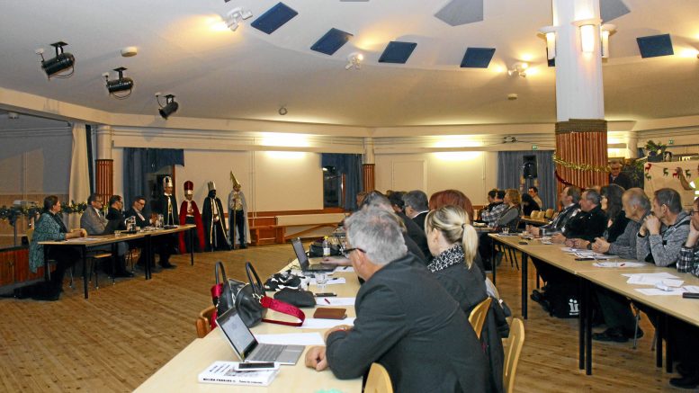 Iin kunnanvaltuusto vuonna 2017 pitämässä kokousta Kuivaniemen Merihelmessä.