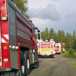 Tasoristeyksen puomit jäivät onnettomuustilanteessa puolitiehen ja ne sekä paloautot tukkivat Vuornosvarrentien liikenteen. (Kuva: Ismo Piri)