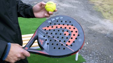 Padelia pelataan padelmailalla, jonka ydin on vaahtomuovia. Padelpallo muistuttaa ulkoisesti tennispalloa, mutta ei ole yhtä kimmoisa.