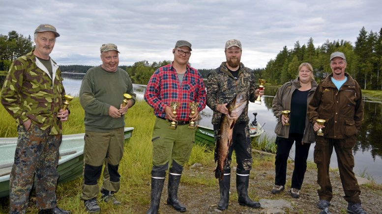 Juopulinjärven uistelukilpailujen voittajakolmikko kokoontui yhteiskuvaan palkintojen jaon jälkeen Vatturantaan. Suurimman kokonaissaaliin kisassa saivat Joni Hiltunen (kesk. vas.) ja Timo Vimpari. Toiseksi kisassa uistelivat Ahti Kokko (vas.) ja Kari Isoaho ja kolmanneksi Mika SIltakoski (oik.) ja Johanna Siltakoski.