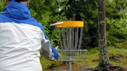 Frisbeegolfin Suomen mestaruudesta kisaillaan loppuviikosta Virpiniemessä. Arkistokuva: Terhi Ojala