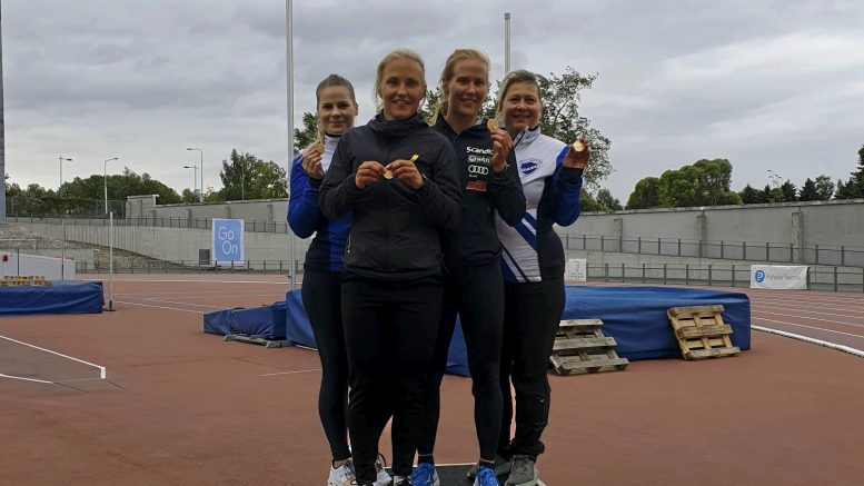 Haukiputaan Veikkojen Pohjois-Pohjanmaan piirinennätyksen juossut joukkue. Kuvassa vasemmalta Maria Hiivala, Elisa Harju, Maria Harju ja Marjo Sjögren. Kuva: Sini Nousiainen